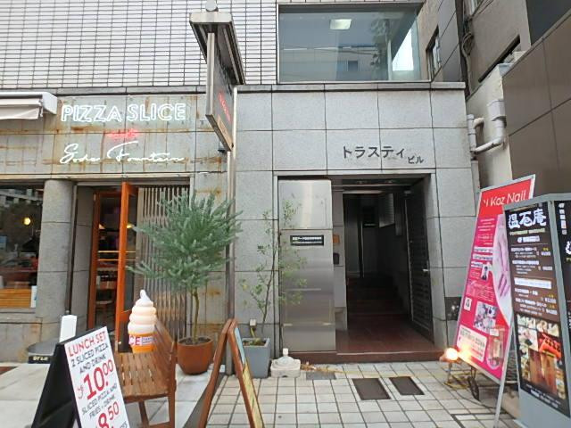 トラスティ六本木ビルエントランス①