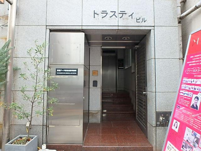 トラスティ六本木ビルエントランス②