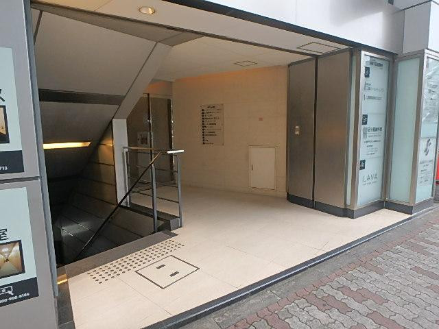 新宿三葉ビルエントランス③