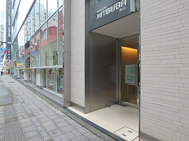 新宿三葉ビルエントランス①