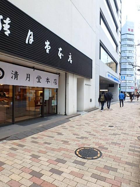 清月堂本店ビルエントランス①